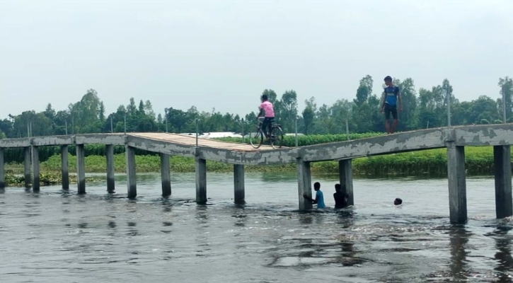 নির্মাণ শেষ না হতেই দেবে গেছে সেতুর ৪ পিলার